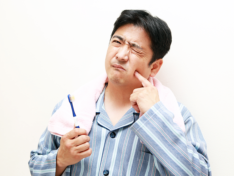 歯みがきする男性