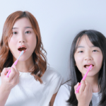 口腔ケアする女性