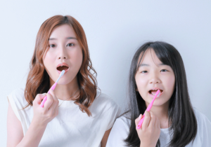 口腔ケアする女性