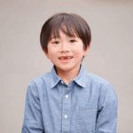 笑っているこども