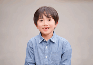 笑っているこども