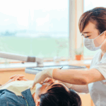 歯ぐきの検査をする歯科衛生士