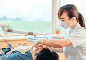 歯ぐきの検査をする歯科衛生士