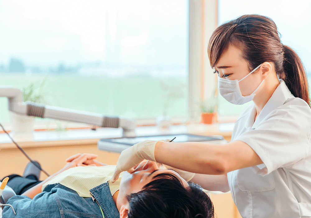 歯ぐきの検査をする歯科衛生士