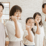 歯磨きする家族