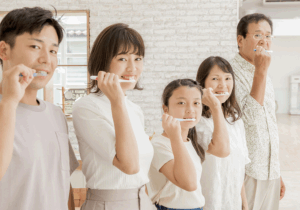歯磨きする家族