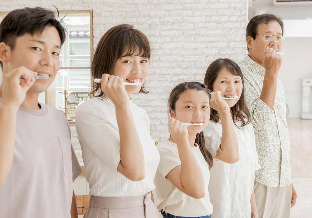 歯磨きする家族