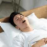 口を開けて寝る男性