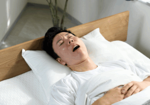 口を開けて寝る男性