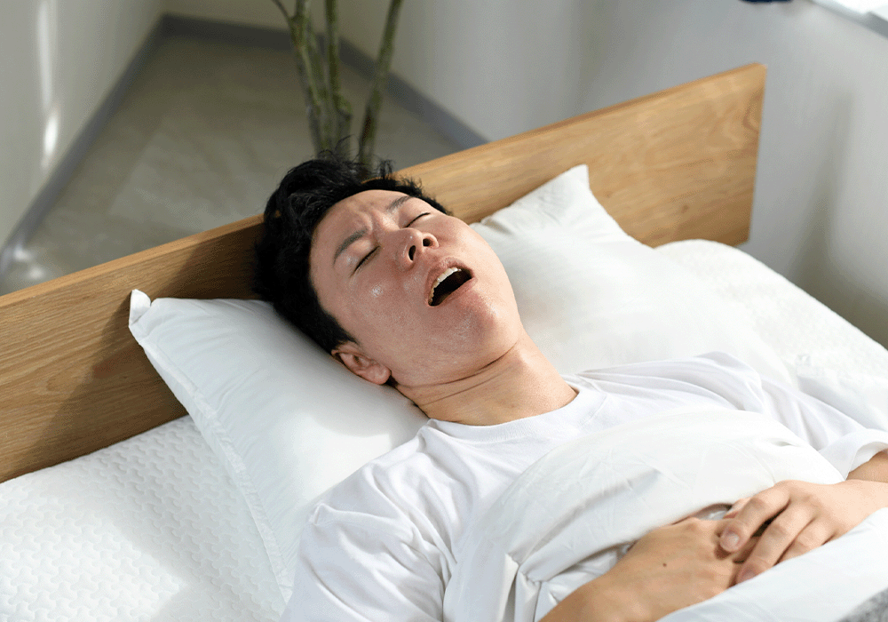 口を開けて寝る男性