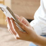 スマホを触る手元