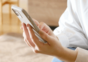 スマホを触る手元