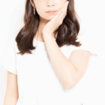 頬を抑える女性