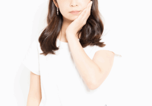 頬を抑える女性